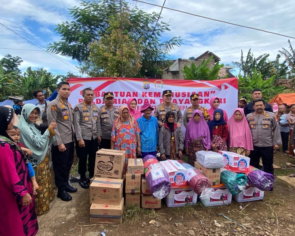 Kapolda Riau Irjen Pol M Iqbal Turun Langsung Serahkan Bantuan Korban Gempa Cianjur