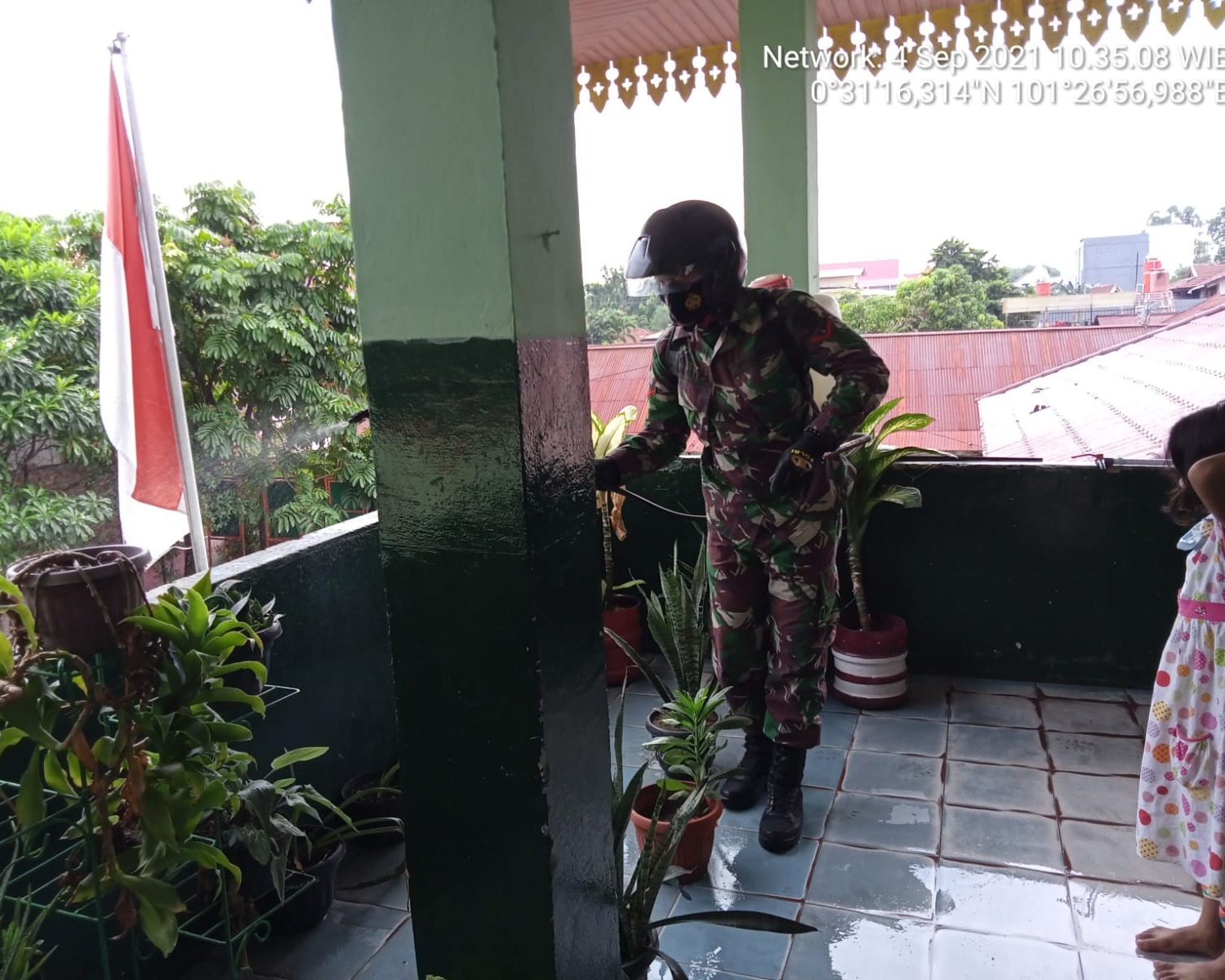 Jelang Pembelajaran Tatap Muka, Babinsa Kodim 0301/PBR Melakukan Penyemprotan Disinfektan di SD Negeri 71