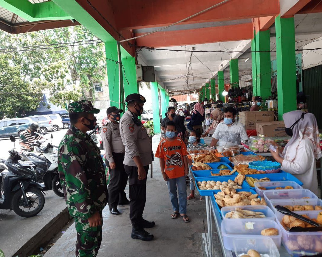 Babinsa Kodim 0301/PBR Bersama Polsek 50 Gelar Operasi Yustisi di Pasar Tradisional