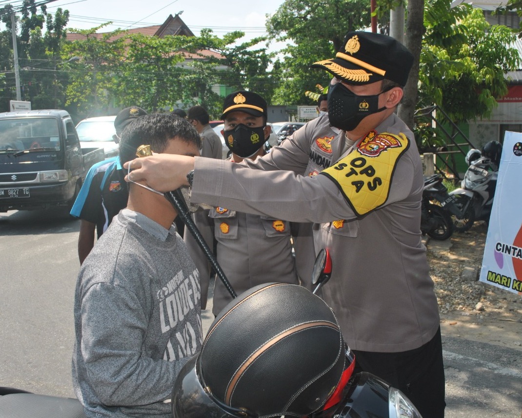 Kapolresta Pekanbaru Tinjau Posko PPKM Marpoyan Damai Serta Bagikan 580 Masker Gratis Kepada Masyarakat dan Pengguna Jalan