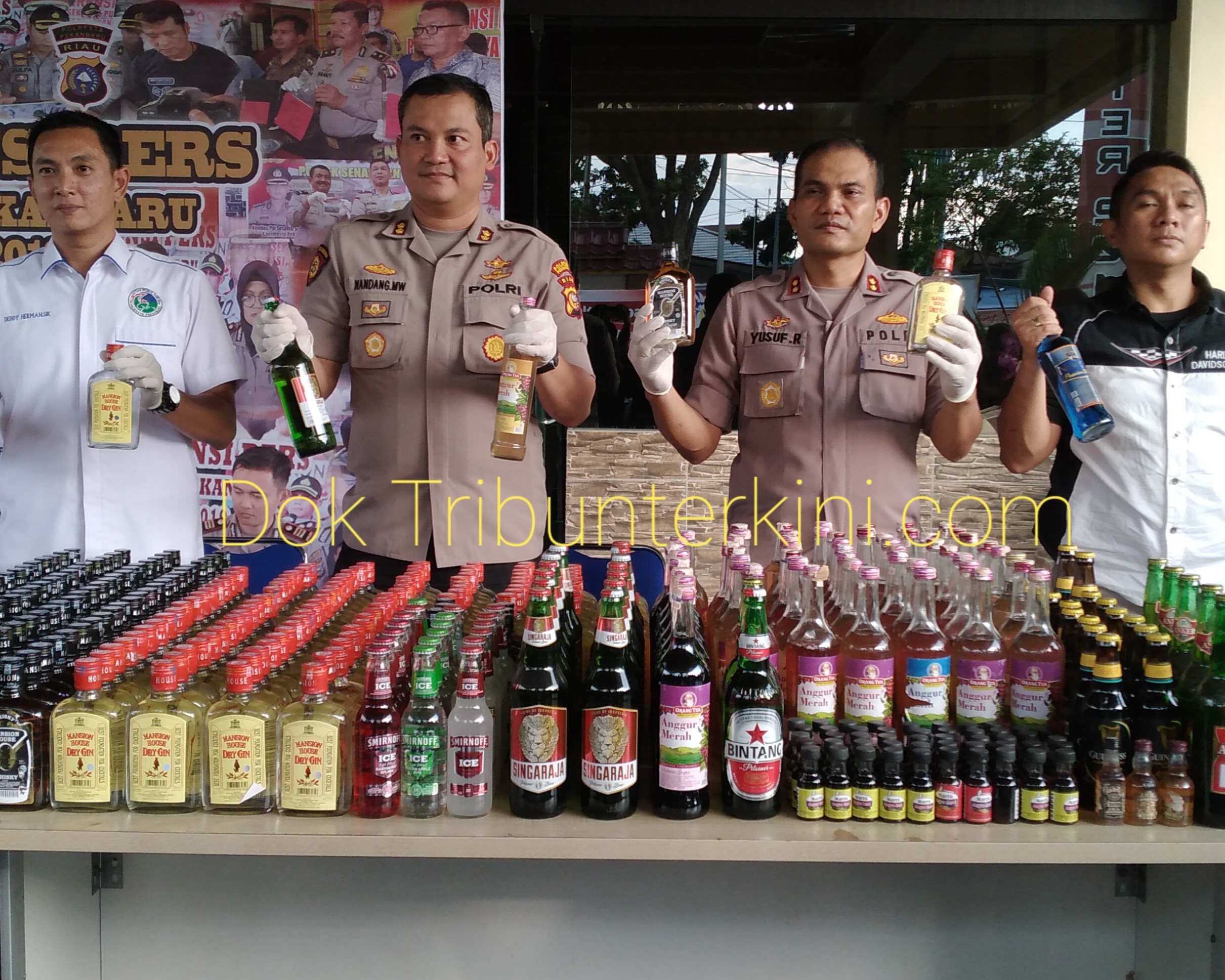 Polresta Pekanbaru Gelar Konfrensi Pers Ungkap Penyitaan Ribuan Miras dan Narkotika Jenis Sabu