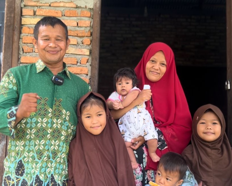 Guru Honor Sambil Berjualan Es Kesulitan Biaya Pengobatan Anak, Dibantu Satuan Brimob Polda Riau