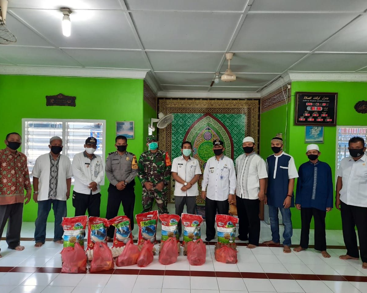 Babinsa Kodim 0301/Pekanbaru Bersama Camat Sail Hadiri Penyerahan Sembako di Musholla Maqbulullah