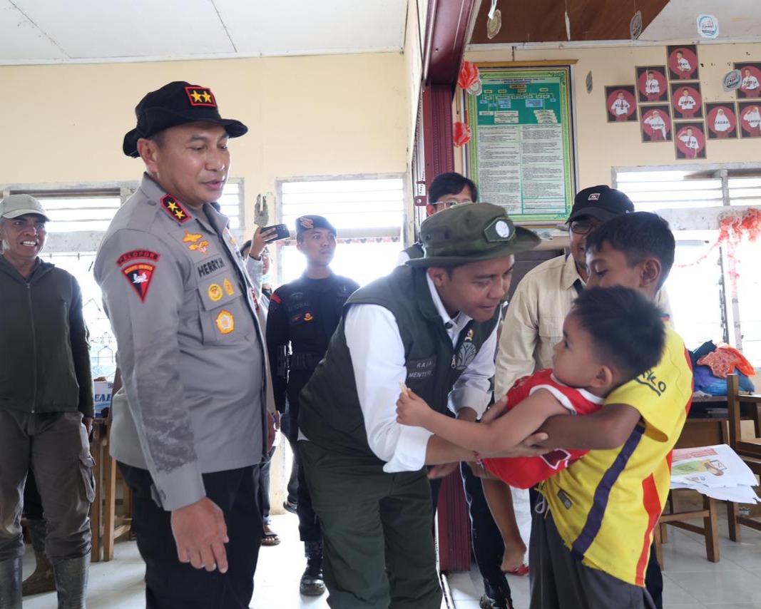 Menteri Kehutanan Bersama Kapolda Riau Terjun Langsung Ke Lokasi Bencana Di Agam, Percepatan Evakuasi Dan Bantuan Terus Dikerahkan