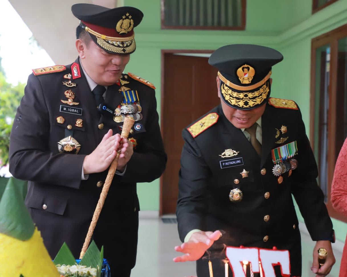 HUT TNI Ke-77, Kapolda Riau Irjen Pol M. Iqbal Bersama PJU Datangi Kediaman Danrem 031/Wira Bima