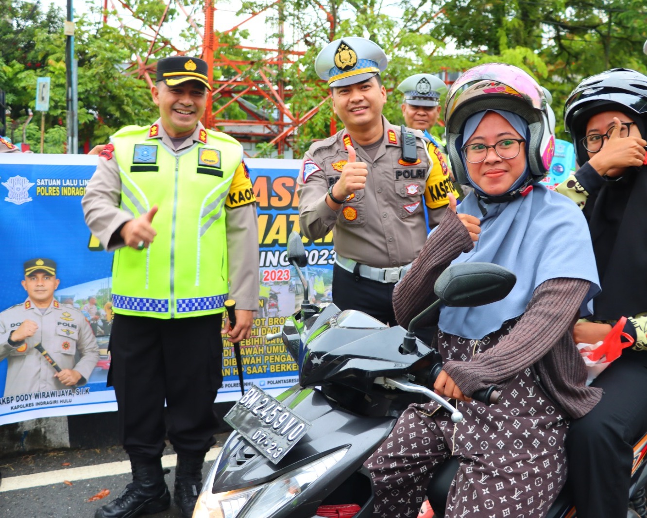 Operasi Keselamatan Lancang Kuning Tahun 2023, Kapolres Inhu Bagikan Helm Gratis, Ajak Masyarakat Tertib Berlalu Lintas