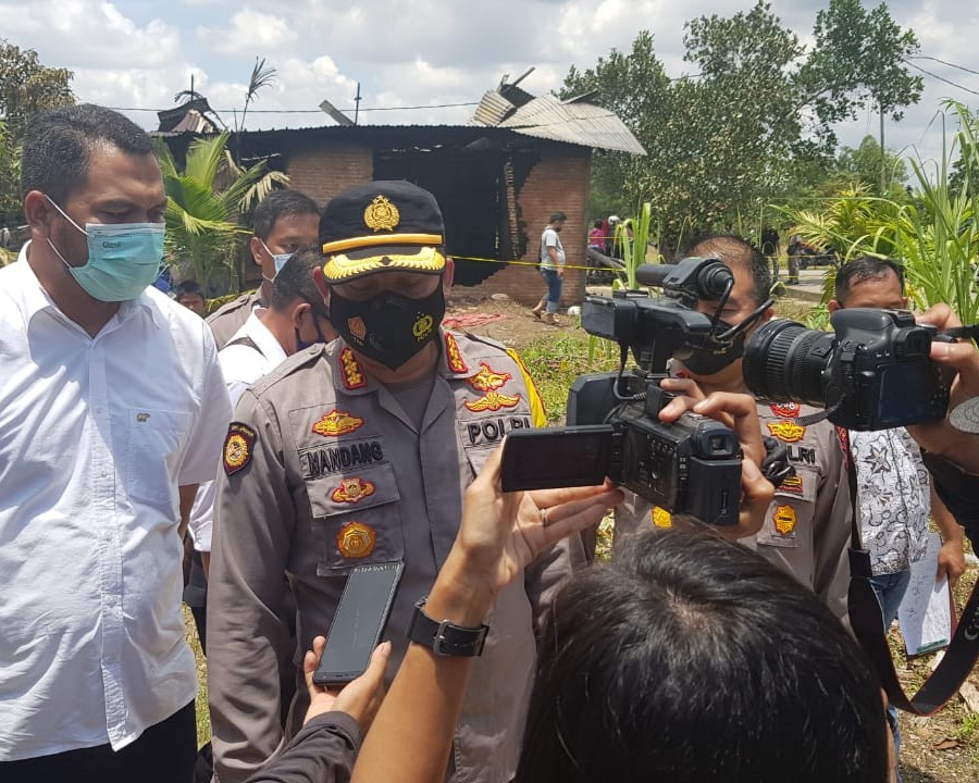 Kapolresta Pekanbaru Tinjau Langsung Lokasi Kebakaran Rumah Yang Menyebabkan Seorang Balita Umur 3,5 Tahun Meninggal Dunia